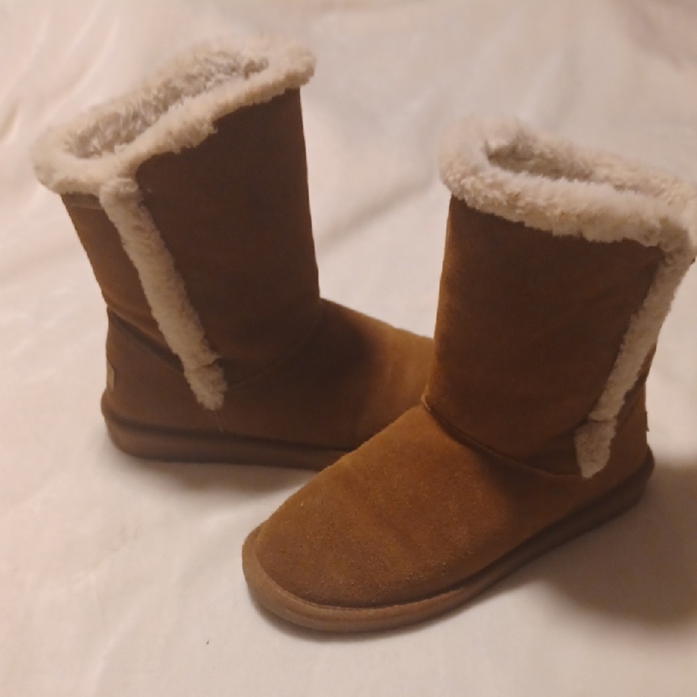 Minnetonka Brown Ankle Boots with Cream Lining